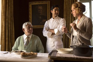 HFJ-0087r In DreamWorks Pictures' charming new film "The Hundred-Foot Journey," Hassan (MANISH DAYAL, center) serves his father (OM PURI) Beef Bourguinon á la Hassan, a classic French dish with an Indian twist, as Madame Mallory (HELEN MIRREN) explains its significance to French chefs. Photo: Francois Duhamel ©DreamWorks II Distribution Co., LLC. All Rights Reserved.