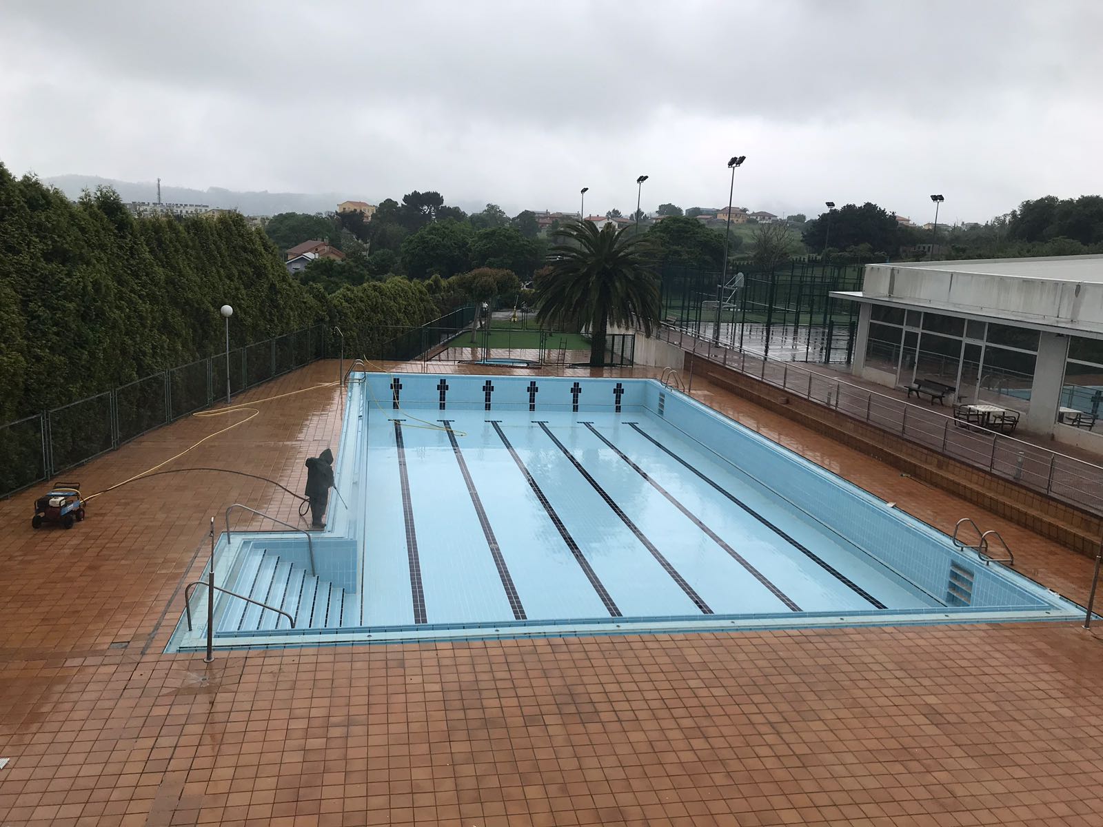 Carral pon a punto a piscina municipal para inaugurar unha nova tempada de baño